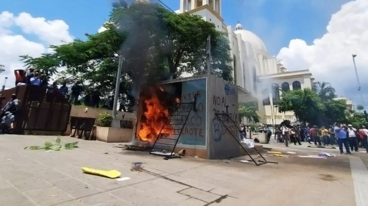 Protestas en El Salvador, manchadas por la violencia