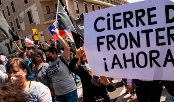 Marchan en contra de los inmigrantes en Chile