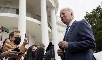 Critican a Biden por confiar un programa de arresto domiciliar a migrantes a una empresa privada