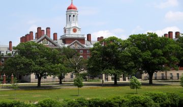 Alumnas demandan a Harvard por ignorar acoso de un profesor