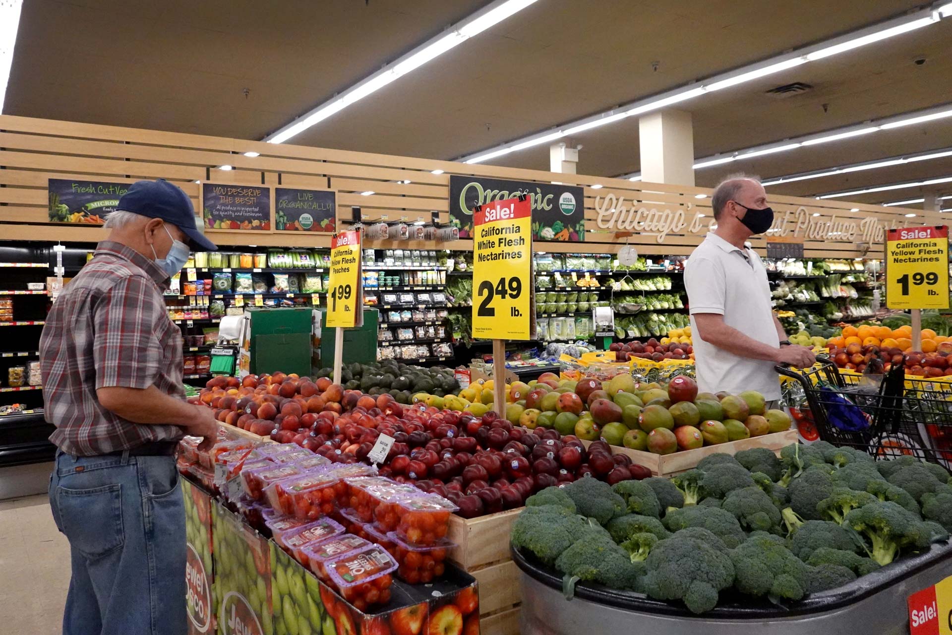 CHICAGO, ILLINOIS - JUNE 10: Customers shop for produce at a supermarket on June 10, 2021 in Chicago, Illinois. Inflation rose 5% in the 12-month period ending in May, the biggest jump since August 2008. Food prices rose 2.2 percent for the same period.  (Photo by Scott Olson/Getty Images)