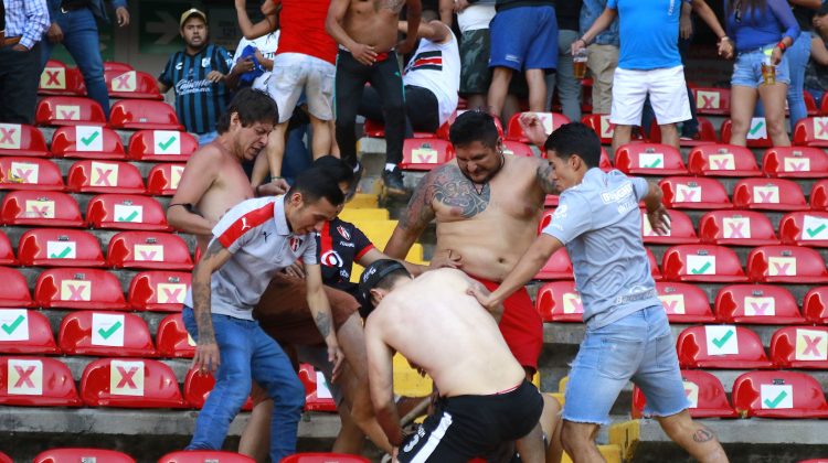 Suspenden barras visitantes tras la violencia en estadio en México