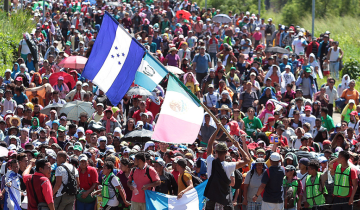 Miles de inmigrantes salen en caravana desde México hasta EE.UU