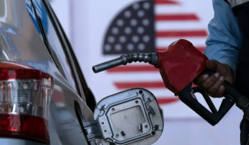 Estadounidenses culpan a Biden del aumento del combustible