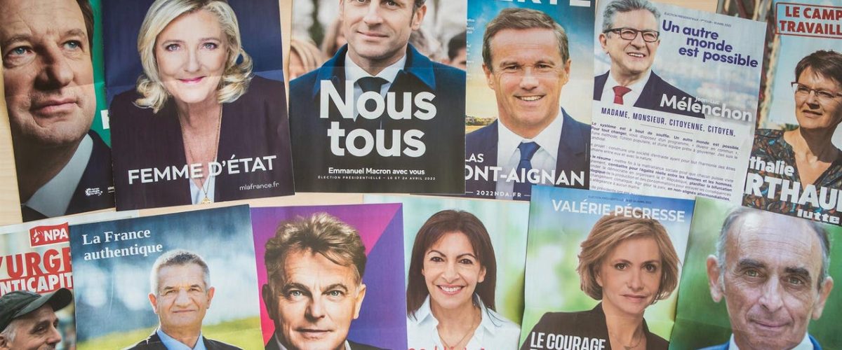 empate-tecnico-macron-pen-folletos-politicos-12-candidatos-elecciones-presidenciales-francesas-paris-francia-10-abril-2022-presidenciales-francia-segu_69