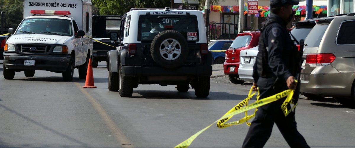 CUERNAVACA, MORELOS, 09DICIEMBRE2020.- Un hombre que manejaba un auto sobre la avenida San Diego en la zona residencial de Vista Hermosa, fue atacado a balazos, muriendo en el sitio, una mujer que le acompañaba resulto herida. Los hechos, ocurridos antes de la una de la tarde, movilizaron a policías de Morelos, quienes resguardaron la escena del crimen, mientras se llevaba a cabo un operativo en la zona para capturar a los homicidas, sin obtener resultados positivos. Investigadores y peritos de la Fiscalía del Estado llegaron al lugar para levantar evidencias e iniciar la averiguación del caso, finalmente personal del Servicio Médico Forense, levantaron el cadáver y fue trasladado al anfiteatro. FOTO: MARGARITO PÉREZ RETANA/CUARTOSCURO.COM